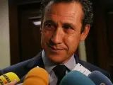 El directivo del Real Madrid Jorge Valdano atiende a los periodistas.