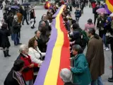 Varias personas sostienen una bandera republicana en Madrid para conmemorar el septuagésimo noveno aniversario de la proclamación de la II República.