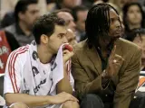 El jugador español de los Raptors de Toronto José Calderón (i) y su compañero lesionado Chris Bosh (d)