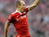 El jugador del Bayern de Múnich, Arjen Robben, celebra el gol que ha marcado (5-0) ante el Hanover