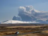 El volcán subterráneo del glaciar Eyjafjallajökull escupiendo una gran columna de ceniza.
