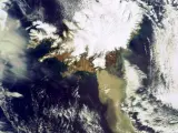 Imagen tomada por el satélite Envisat en la que se puede distinguir la erupción del volcán Eyjafjallajoekull.