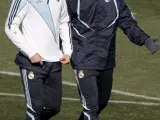 Los jugadores del Real Madrid Guti (i) y Granero charlan al comienzo del entrenamiento.