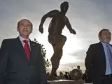El presidente del Sevilla FC, José María del Nido (i) y el secretario de Estado para el Deporte, Jaime Lissavetzki, junto a la escultura en memoria del jugador del Sevilla FC Antonio Puerta.