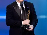 El director de 'Ratatouille', Brad Bird, recoge el Oscar a la mejor película de animación.