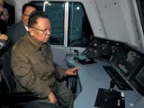 Foto sin fechar y localizar que muestra al líder comunista norcoreano, Kim Jong-il, durante su viaje de cinco días a China, que estuvo rodeada de secretismo y de la que sólo informó una vez concluida.