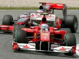 El piloto español Fernando Alonso (Ferrari), perseguido por el ingles Jenson Button (McLaren Mercedes), durante el Gran Premio de España de Fórmula 1.