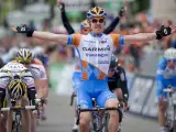 El ciclista estadounidense Tyler Farrar se proclama vencedor de la segunda etapa del Giro de Italia.
