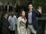 El Príncipe Felipe y la Princesa Letizia, a la entrada del Clínic de Barcelona.