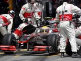 Lewis Hamilton, de la escudería McLaren Mercedes, efectúa una parada en boxes durante el Gran Premio de España