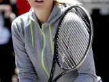 La tenista rusa María Sharapova se prepara para realizar un saque.