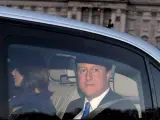 David Cameron, acompañado por su mujer, Samantha, abandona el Palacio de Buckingham.