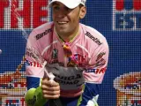 Vincenzo Nibali celebra su obtención del liderato.