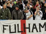 Los rivales. Los seguidores del Fulham, muy desilusionados con la derrota ante el Atlético.