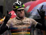 - El ciclista australiano Cadel Evans celebra su victoria en la séptima etapa del Giro de Italia.