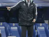 El técnico del Real Madrid, Manuel Pellegrini, da instrucciones durante el partido ante el Lyon.