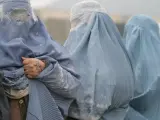 El burka cubre a la mujer de los pies a la cabeza.