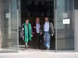 Lluís Prenafeta, saliendo de Can Brians II acompañado de familiares.