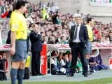 El entrenador chileno Manuel Pellegrini (2d).