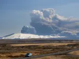Remiten las emisiones de ceniza del volcán islandés