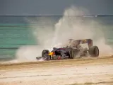 El piloto de Red Bull Jaime Alguersuari, por la playa.