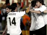 Los jugadores del Valencia celebran el primer gol de Silva.
