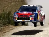 El piloto español Dani Sordo conduce su automóvil durante la segunda jornada del Rally de Portugal 2010.