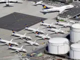 Vista aérea de varios aviones de la aerolínea Lufthansa aparcados en el aeropuerto de Fráncfort (Alemania)