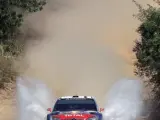 El piloto español Dani Sordo (Citroen) conduce su vehículo en el rally de Portugal.