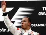 Lewis Hamilton, piloto de McLaren, celebra la victoria en el Gran Premio de Turquía.