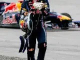 Sebastian Vettel, piloto de Red Bull, saliendo de la pista tras chocar con su compañero Mark Webber.