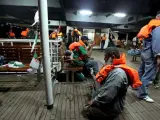 Activistas con chalecos salvavidas rezan dentro del barco 'Mavi Marmara', parte de la flotilla.