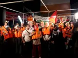 Activistas con chalecos salvavidas ofrecen una rueda de prensa dentro del barco 'Mavi Marmara', parte de la flotilla de ayuda humanitaria.