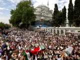 Los ataúdes de dos de los activistas pasan de mano en mano mientras alrededor de 15.000 personas se concentran en los alrededores de la mezquita de Fatih en Estambul (Turquía).