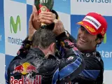 Mark Webber celebró por todo lo alto el triunfo en Montmeló con su compañero Sebastian Vettel (i).