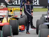 El piloto australiano Mark Webber de la escudería Red Bull golpea los neumáticos de su monoplaza tars la sesión de clasificación para el GP de Canadá.