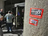 Una pegatina anuncia el paro de la huelga de funcionarios del 8 de junio.