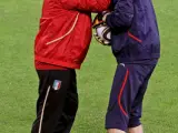 El entrenador de la selección italiana Marcello Lippi (i) bromea con el portero Gianluigi Buffon (d).