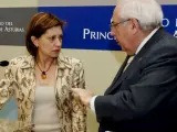 Elena Espinosa conversa con el presidente del Principado de Asturias, Vicente Álvarez Areces.