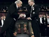 José Saramago recibió el 20 de diciembre de 1998 el Nobel de Literatura de manos del rey de Suecia, Carlos Gustavo, en Estocolmo.