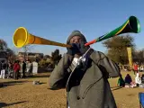 Un joven toca dos vuvuzelas durante un partido del Mundial de Fútbol de Sudáfrica.