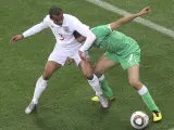 El jugador inglés, Ashley Cole, (i), disputa un balón con el algerino, Ryad Boudebouz (d).
