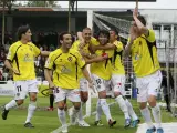 El delantero del Hércules Javier Portillo , celebra con sus compañeros un gol marcado al Real Irún. Los alicantinos vuelven a Primera División.