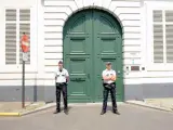 Policías vigilan la entrada a la sede del arzobispado de Malinas-Bruselas.