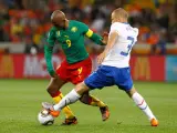 El delantero de Camerún Samuel Eto'o (i) lucha por el balón con el defensa holandés John Heitinga (d).