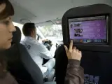 Una pantalla táctil en en interior de un taxi.