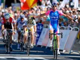 El ciclista italiano Alessandro Petacchi levanta los brazos al cruzar la línea de meta por delante de Mark Renshaw y Thor Hushovd en la primera etapa del Tour.
