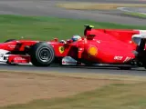 Fernando Alonso, piloto de Ferrari, conduce su monoplaza durante los entrenamientos libres del Gran Premio de Gran Bretaña en Silverstone.