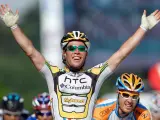 El velocista británico Mark Cavendish celebra su victoria en la sexta etapa del Tour de Francia.