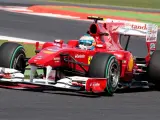 El piloto Fernando Alonso, conduce su monoplaza durante la sesión de entrenamientos libres en el circuito de Silverstone.